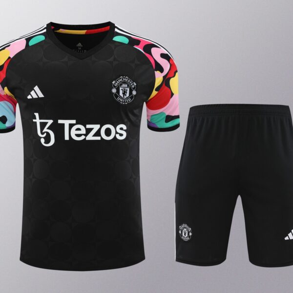 Conjunto de calentamiento Manchester United negro mangas colores
